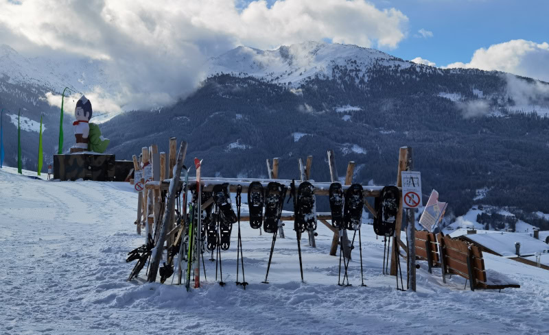 Blauer Himmel, weißer Schnee und Schneeschuhe in der Silberregion Karwendel 49 Huettegg 2 Staender mit Schneeschuhen und Ski