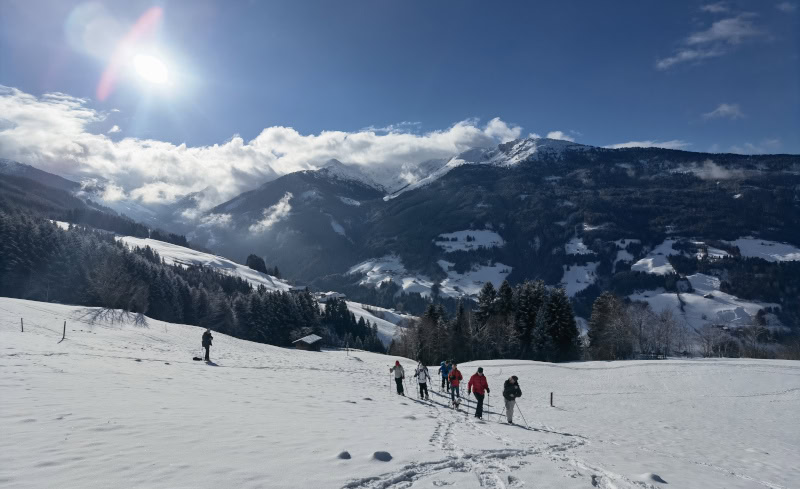 Blauer Himmel, weißer Schnee und Schneeschuhe in der Silberregion Karwendel 33 Schneeschuhwanderung 11