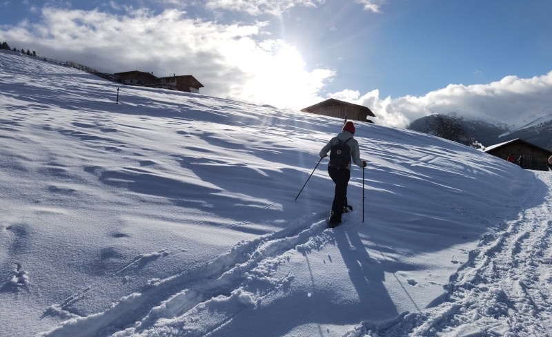 Blauer Himmel, weißer Schnee und Schneeschuhe in der Silberregion Karwendel 26 Schneeschuhwanderung 25