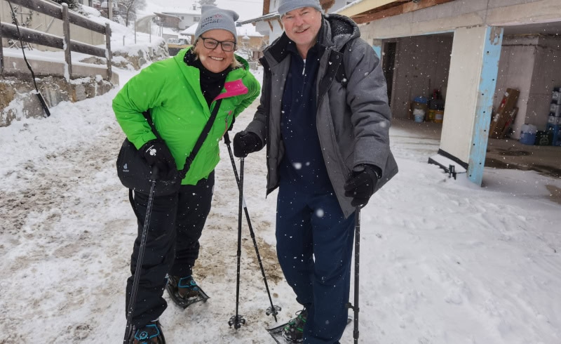 Blauer Himmel, weißer Schnee und Schneeschuhe in der Silberregion Karwendel 1 Schneeschuhwanderung 70
