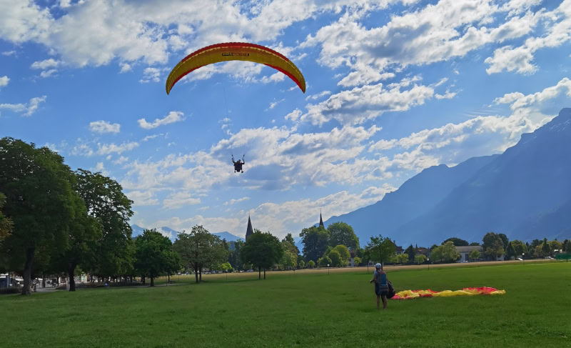 Ein absolutes Highlight - Paragliding-Tandemflug über Interlaken 29 Interlaken 84 Paragliding Landeplatz
