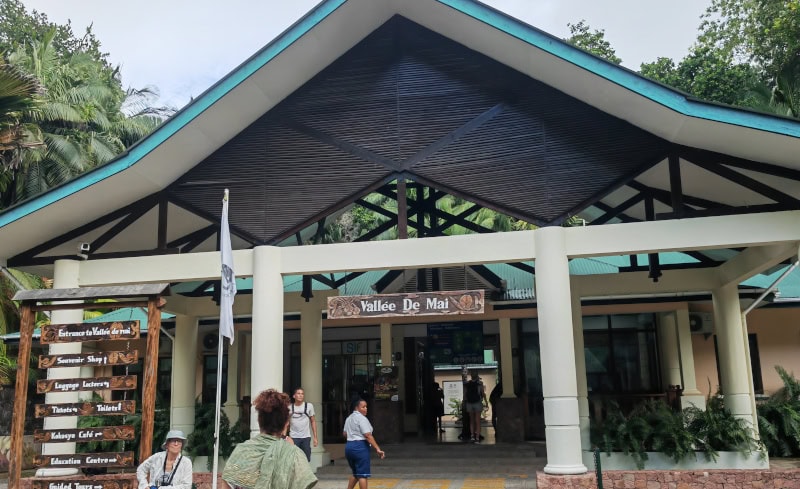 Spaziergang im „Urwald“ Vallée de Mai auf der Insel Praslin 2 Vallée de Mai