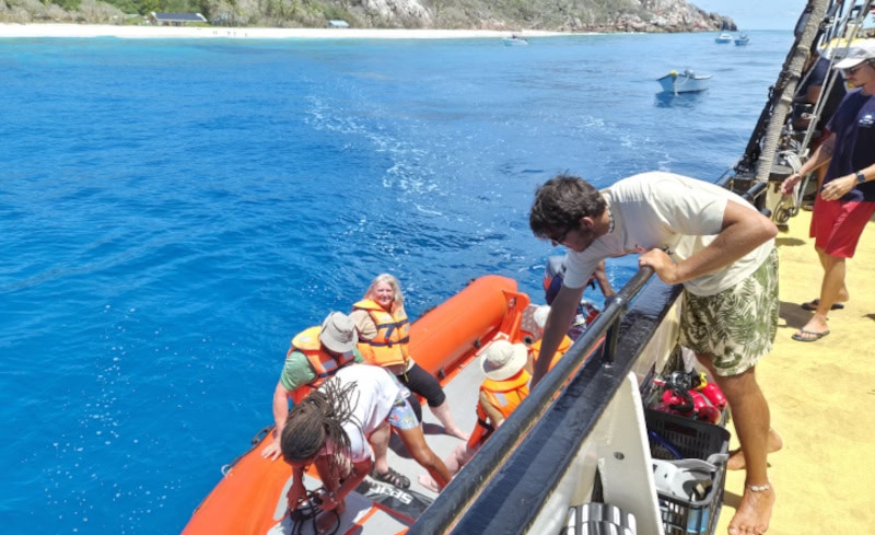 Ausflug zur Vogelinsel Aride auf den Seychellen 9 Abholung zur Insel Aride