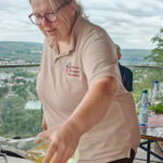 Wandern auf dem Fränkischen Rotwein-Wanderweg in Churfranken 38 Fraenkischer Rotweinwanderweg 98 Weinverkostung Bioweinbau Anja Strizinger Klingenberg